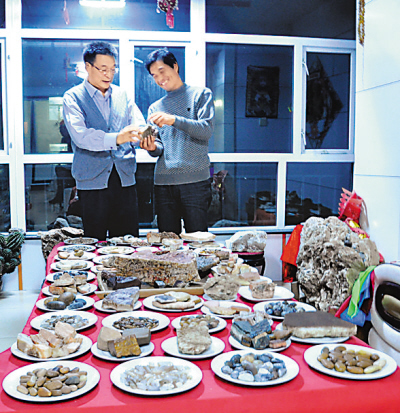 張軍右在家中與朋友賞石